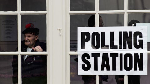 Un ciudadano escoc&eacute;s en un colegio electoral