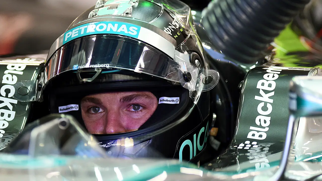 Nico Rosberg espera en el box