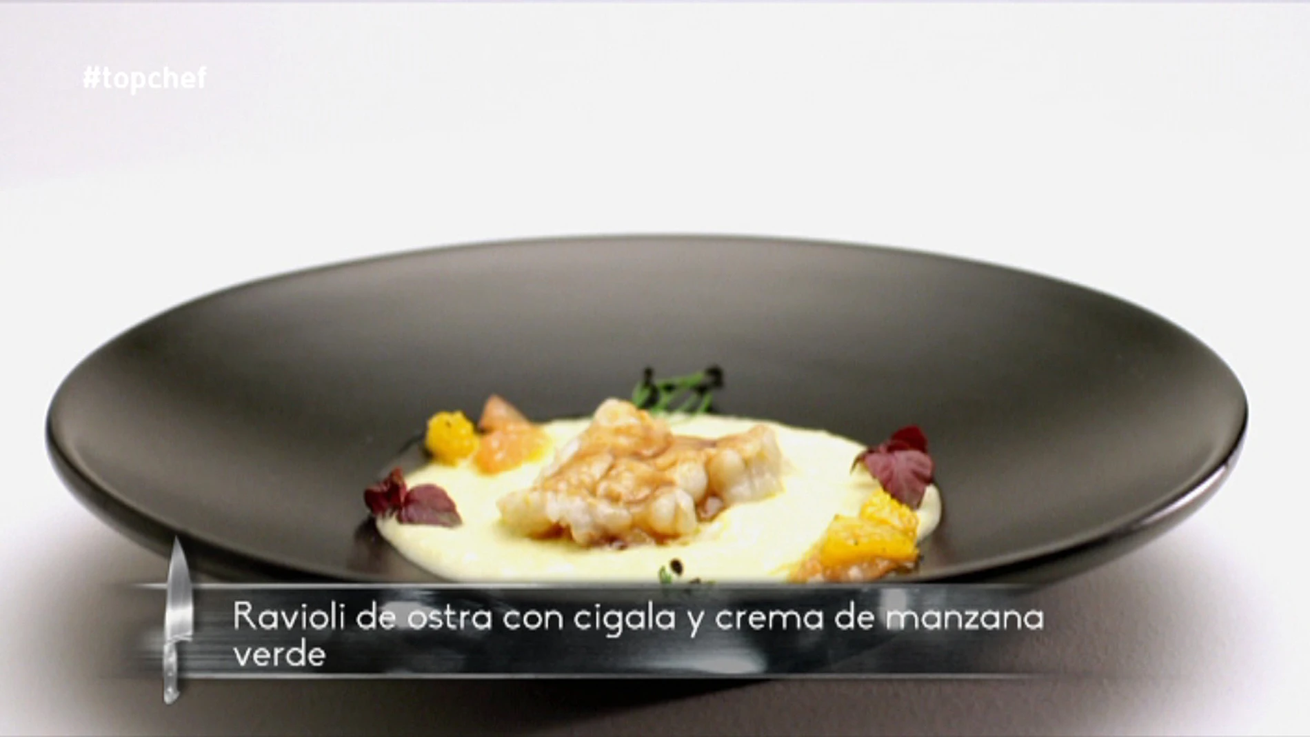 Ravioli de ostra con cigalas y crema de manzana verde