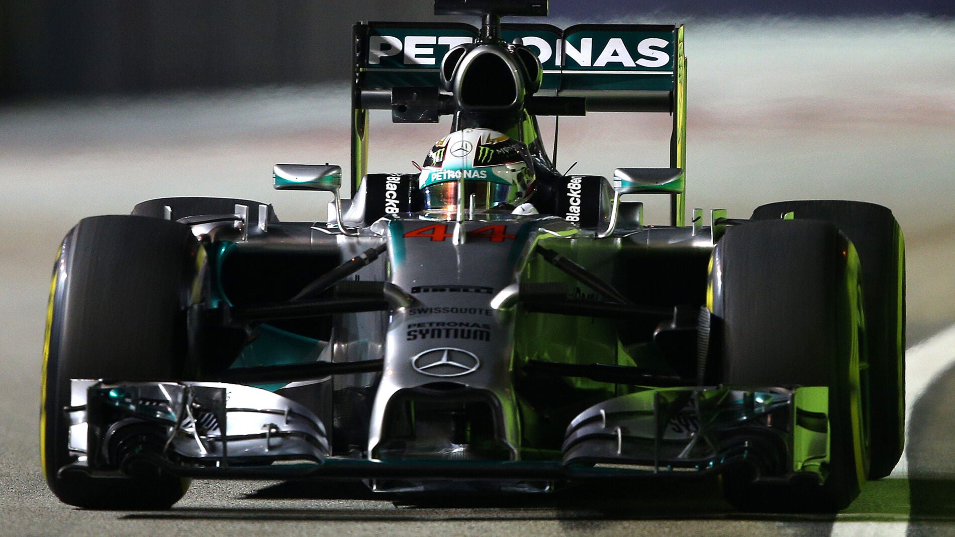 Hamilton rueda en la noche de Singapur
