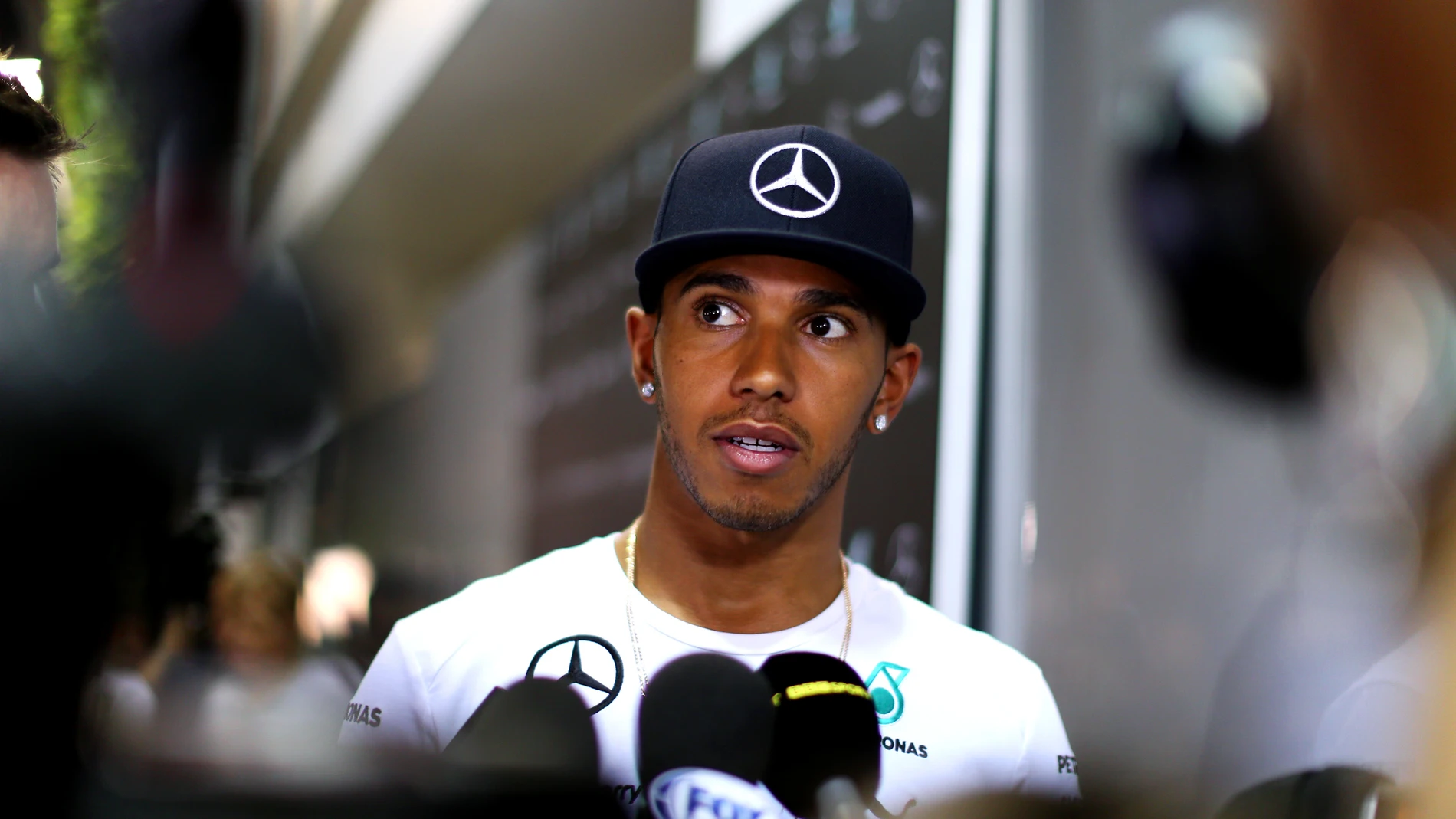 Hamilton atiende a la prensa