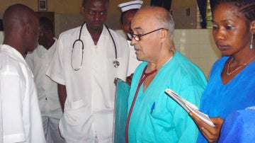Manuel García Viejo, en el centro de Sierra Leona en el que trabaja