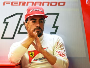 Alonso, en el box de Ferrari