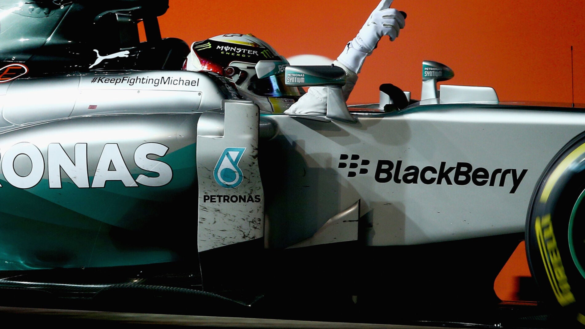Hamilton levanta el dedo de la victoria
