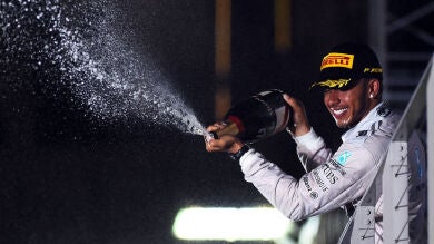 Hamilton logra la victoria en el GP de Singapur y Alonso termina cuarto