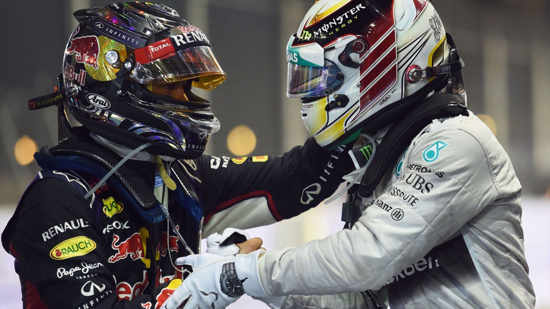 Vettel saluda a Hamilton