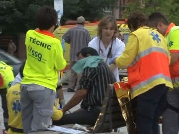 Uno de los cinco apuñalados en Lleida es atendido por los servicios de emergencia