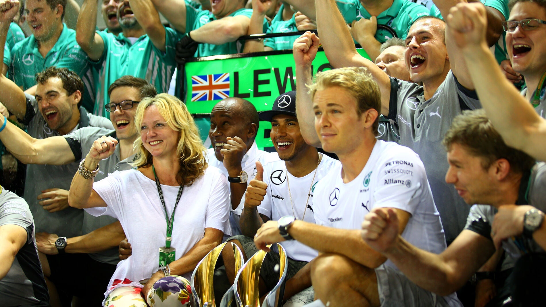 Hamilton festeja su triunfo junto al resto del equipo