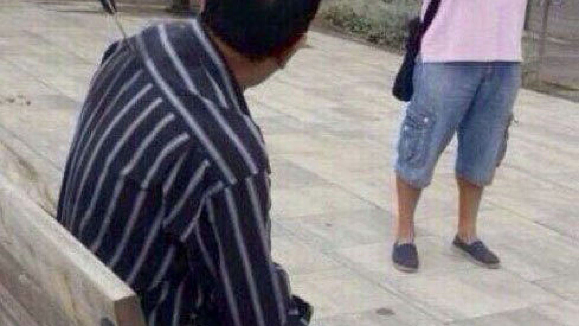 Uno de los apu&ntilde;alados en Lleida espera a los servicios de emergencia