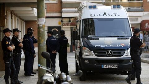 Efectivos de la Polic&iacute;a frente a la casa del presunto pederasta.