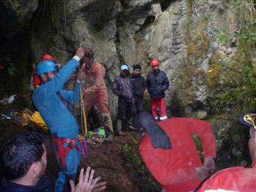 El equipo de rescate, en las tareas de extracción El equipo de rescate, en las tareas de extracción