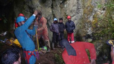 El equipo de rescate traslada con éxito al espeleólogo español atrapado en la selva de Perú hacia una zona segura