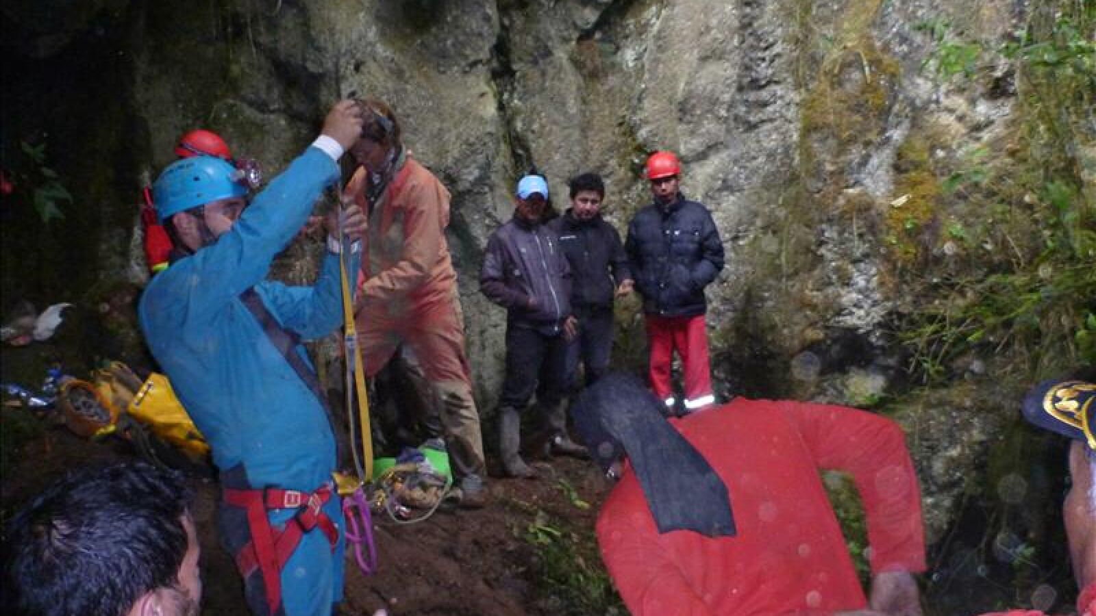 El equipo de rescate traslada con éxito al espeleólogo español atrapado en la selva de Perú hacia una zona segura