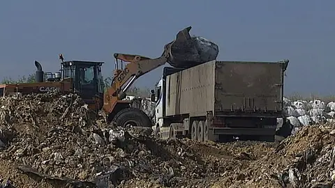 Un camión traslada residuos Un camión traslada residuos