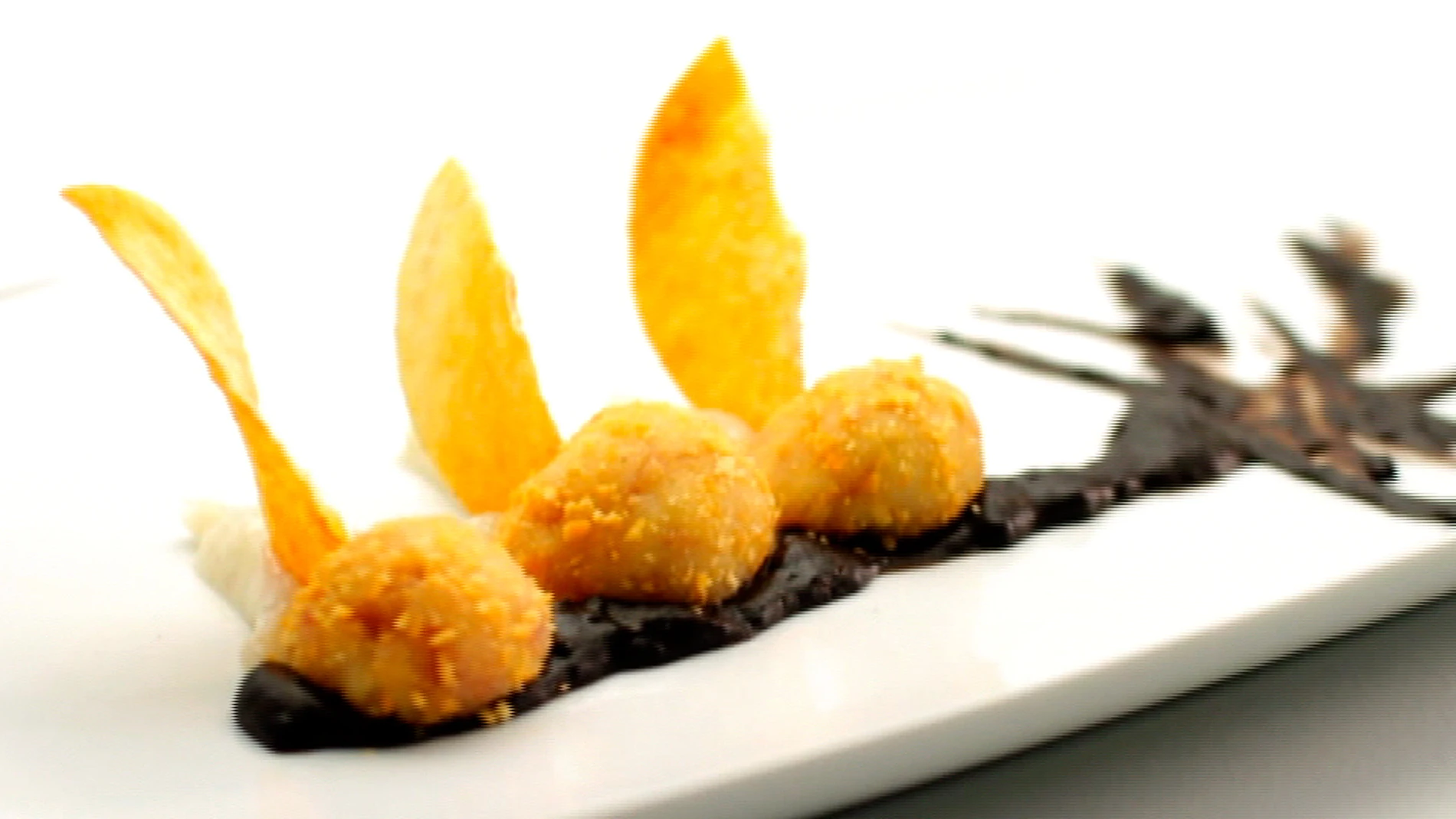 Croquetas de queso con dos salsas de oreo