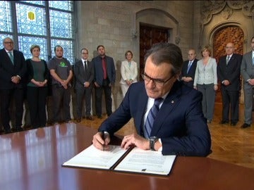 Artur Mas firma el decreto de convocatoria del 9-N