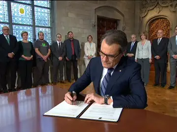 Artur Mas firma el decreto de convocatoria del 9-N Artur Mas firma el decreto de convocatoria del 9-N