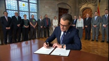 Artur Mas firma el decreto de convocatoria del 9-N
