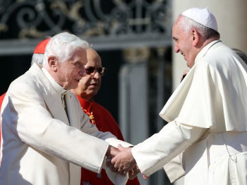 El papa Francisco, con Benedicto XVi