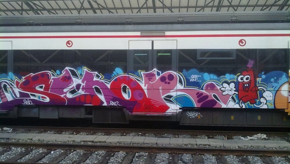 Un vagón de tren pintado por grafiteros