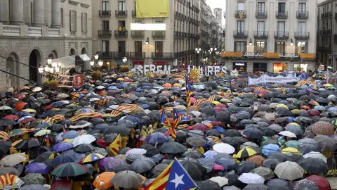 Miles de personas llenan en la plaza Sant Jaume de Barcelona Miles de personas llenan en la plaza Sant Jaume de Barcelona