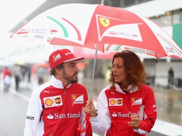 Alonso, con paraguas en Japón