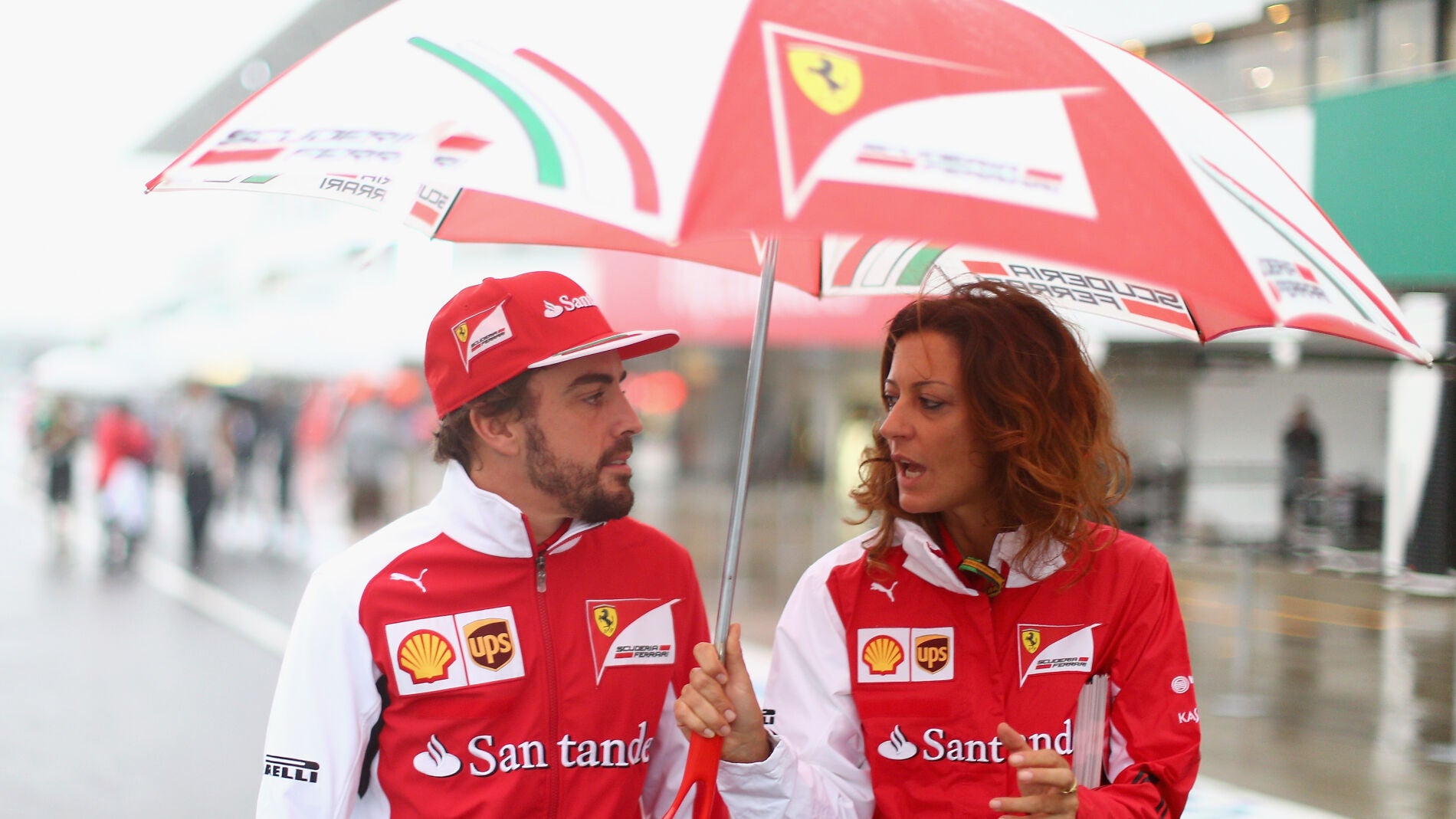 Alonso, con paraguas en Jap&oacute;n