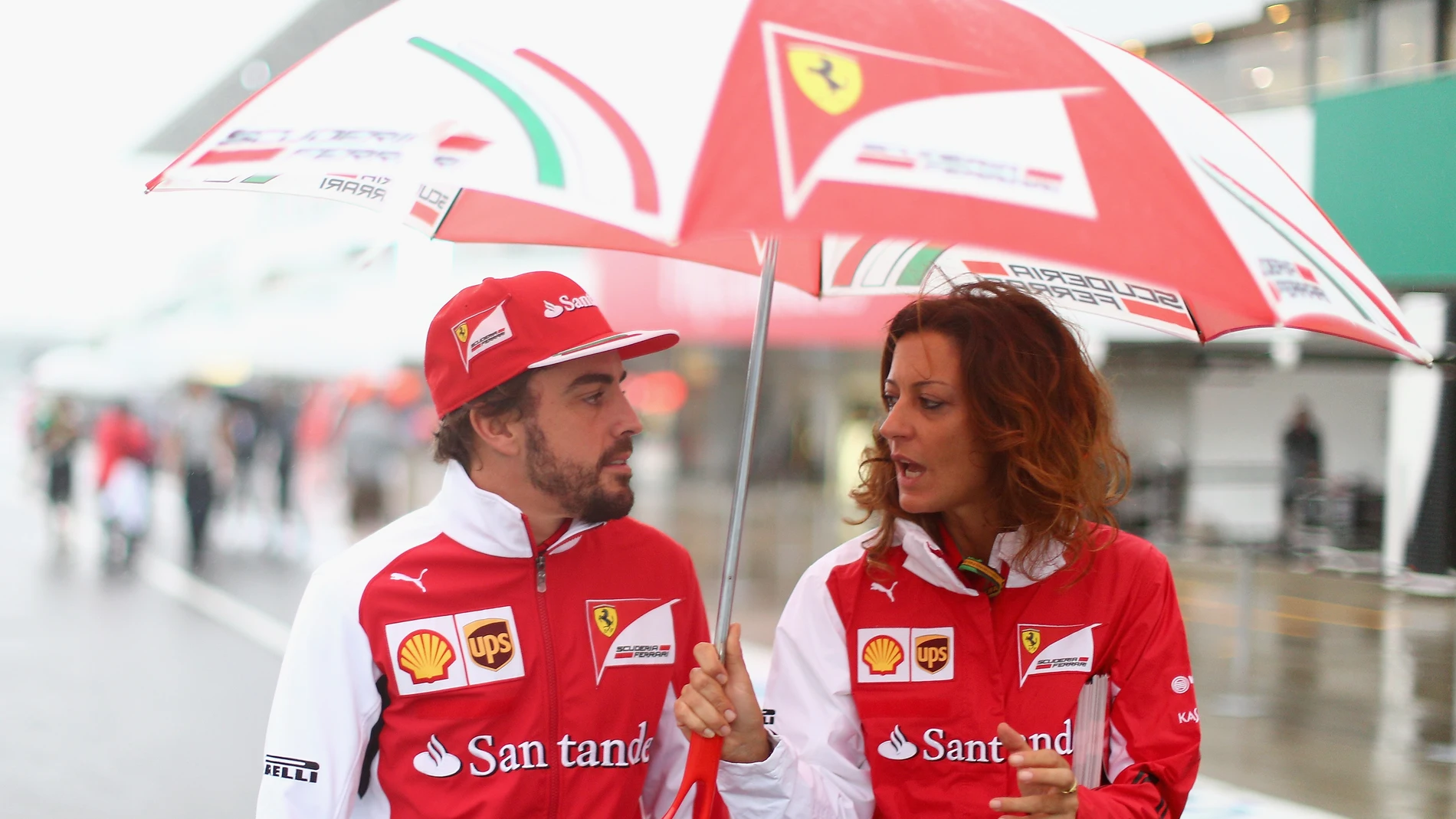 Alonso, con paraguas en Japón