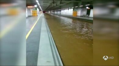 La Unidad Militar de Emergencias extrae ya el agua de la vía del AVE en Girona