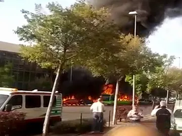 Un autobús en llamas en Córdoba Un autobús en llamas en Córdoba
