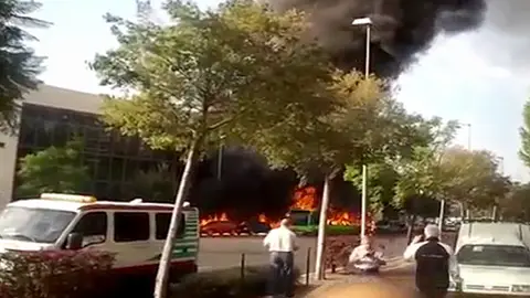 Un autobús en llamas en Córdoba Un autobús en llamas en Córdoba