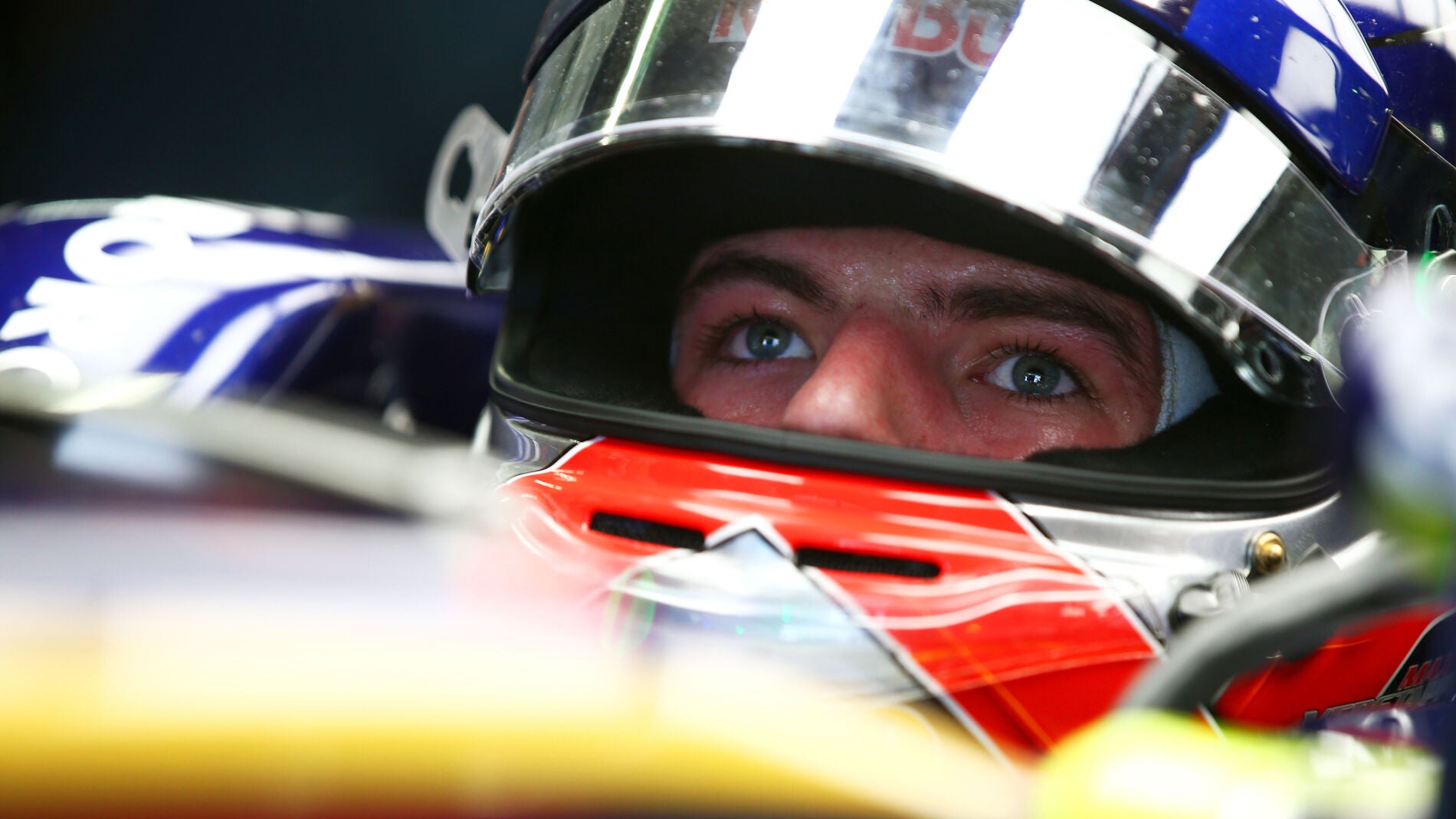 Verstappen espera en el box