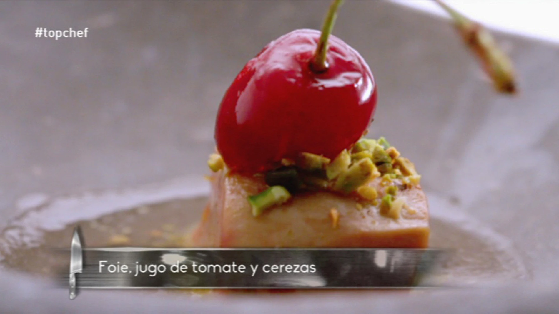 Foie, jugo de tomate y cerezas