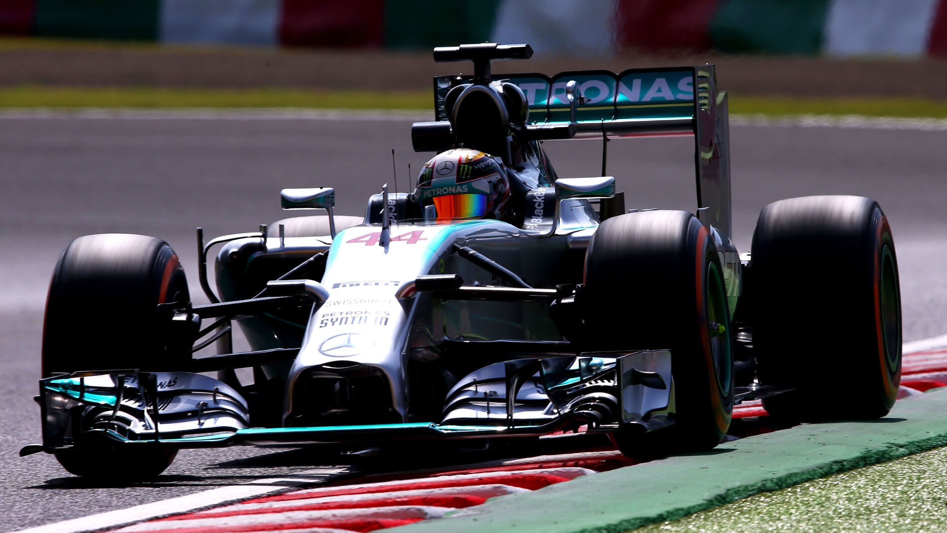 Hamilton exhibe su Mercedes