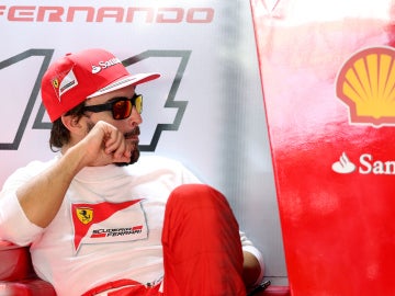 Fernando Alonso en el box de Ferrari