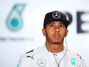 Lewis Hamilton, pensativo en el box de Mercedes