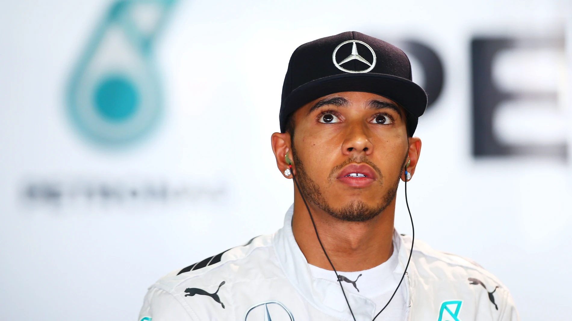 Lewis Hamilton, pensativo en el box de Mercedes