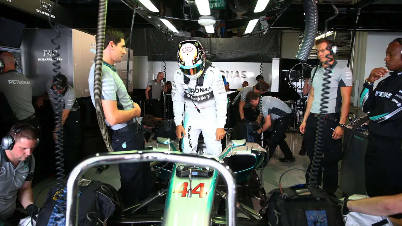 Hamilton se baja del coche