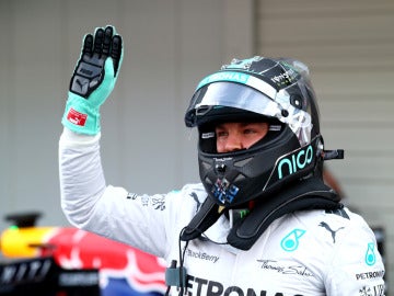 Rosberg saluda a la afición