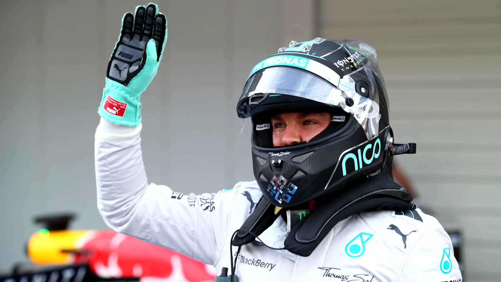 Rosberg saluda a la afición