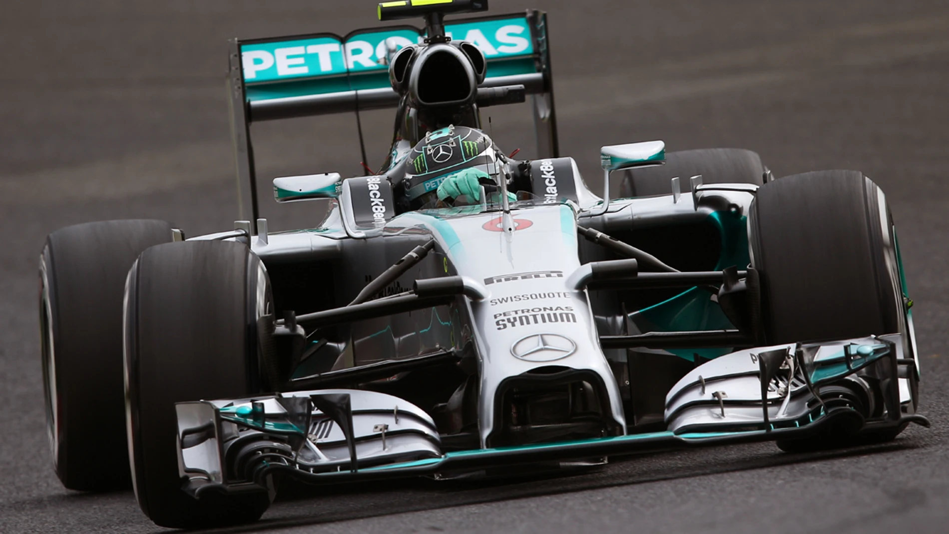 Rosberg conduce el Mercedes por Japón