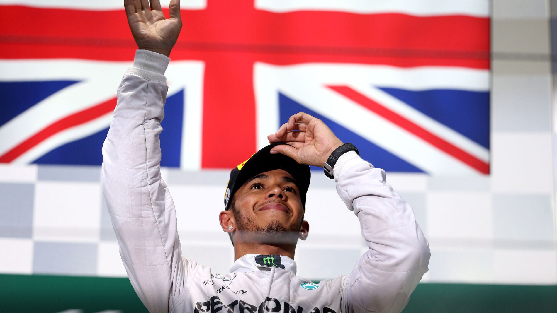 Hamilton saluda a la afici&oacute;n desde el podio de Suzuka