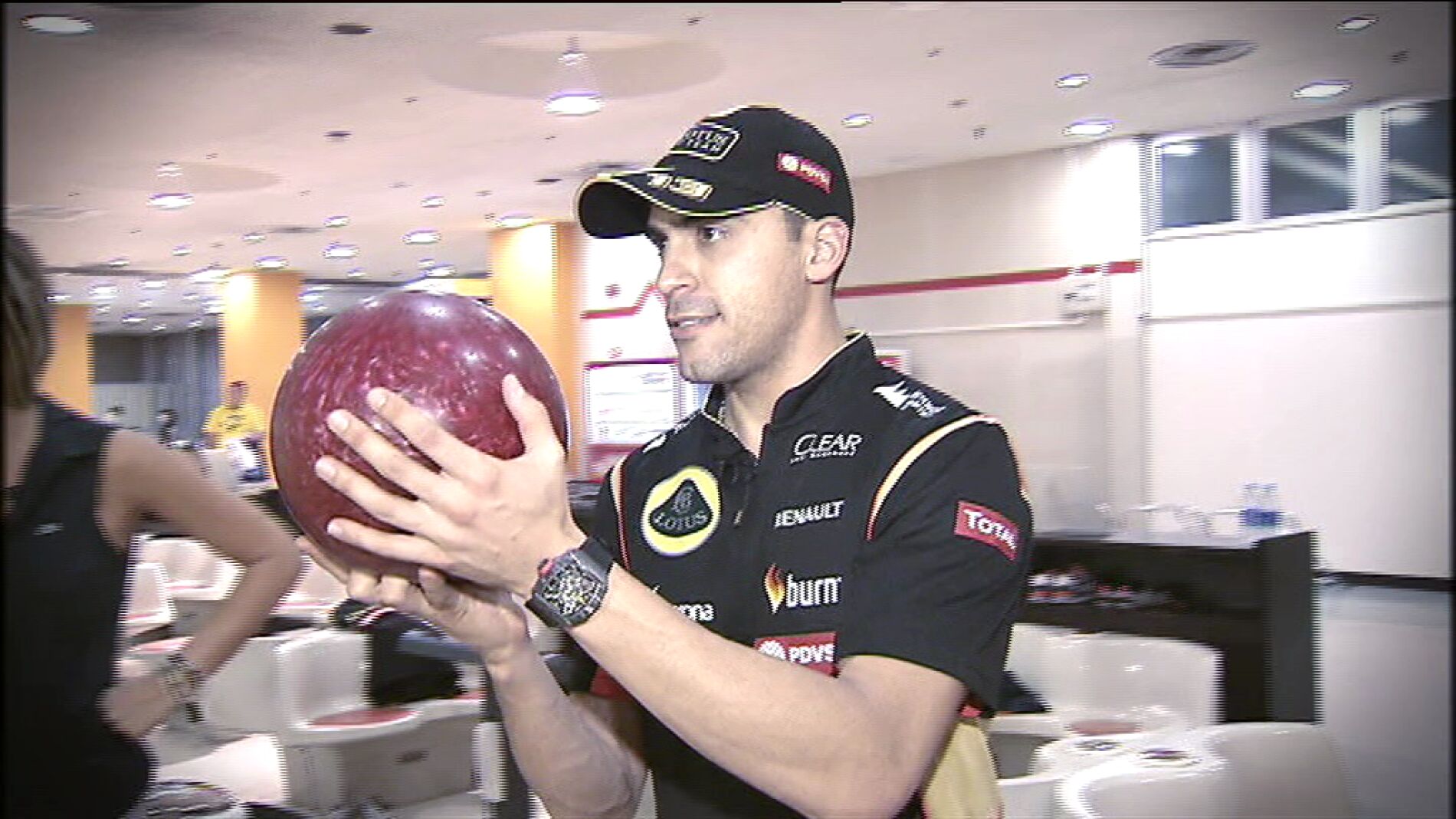 Maldonado jugando a los bolos