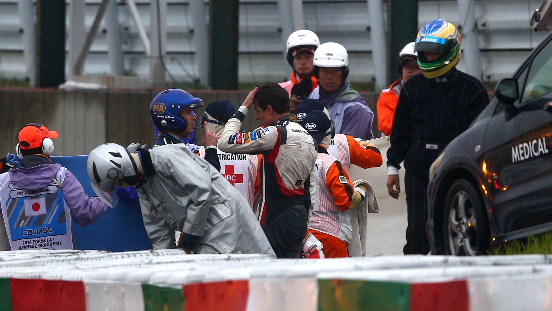 Sutil se lamenta al lado del coche de Bianchi