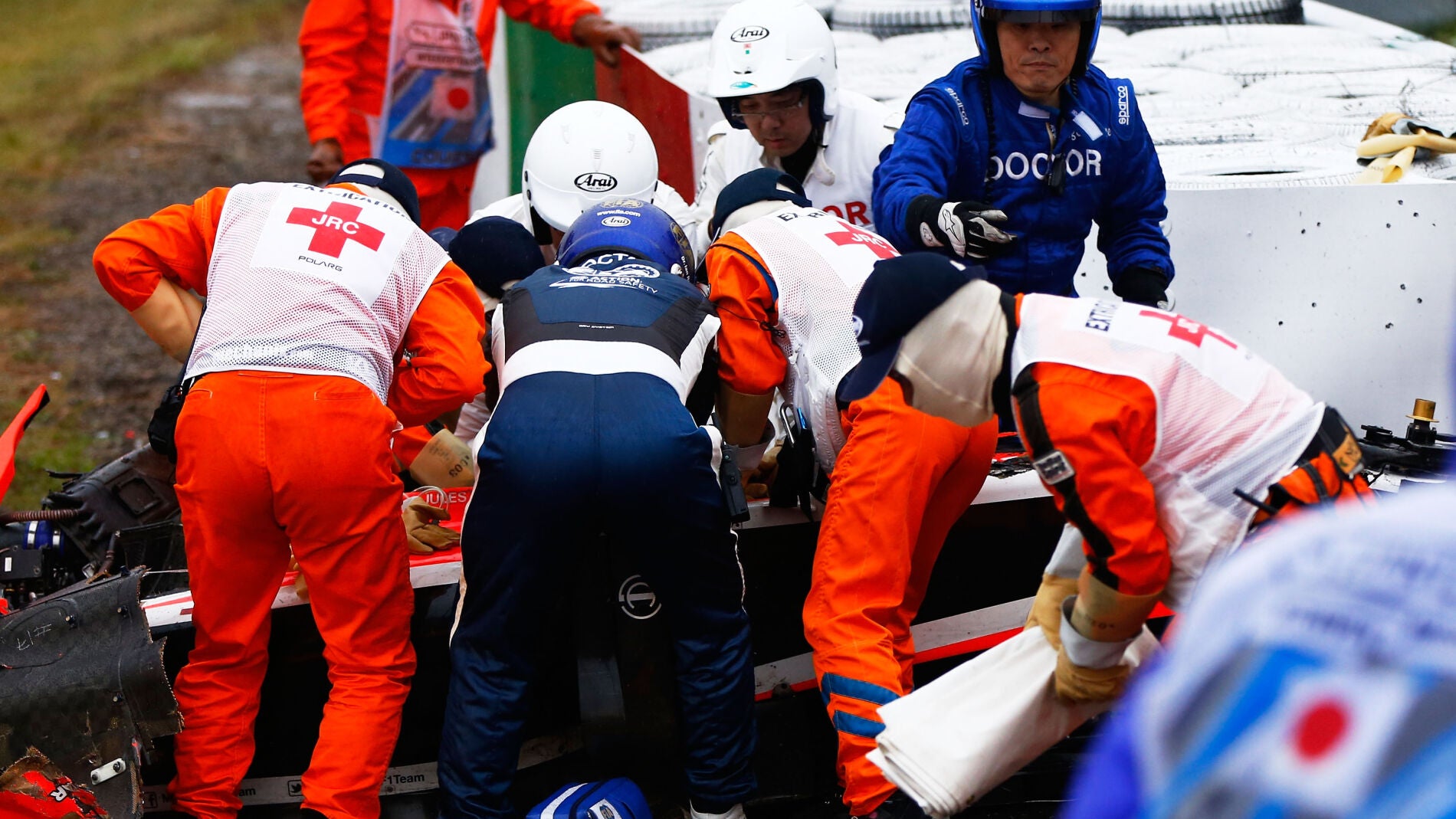 Los comisarios atienden a Jules Bianchi