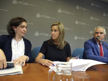 La ministra de Sanidad, Ana Mato, junto a Mercedes Vinuesa y Antonio Alemany