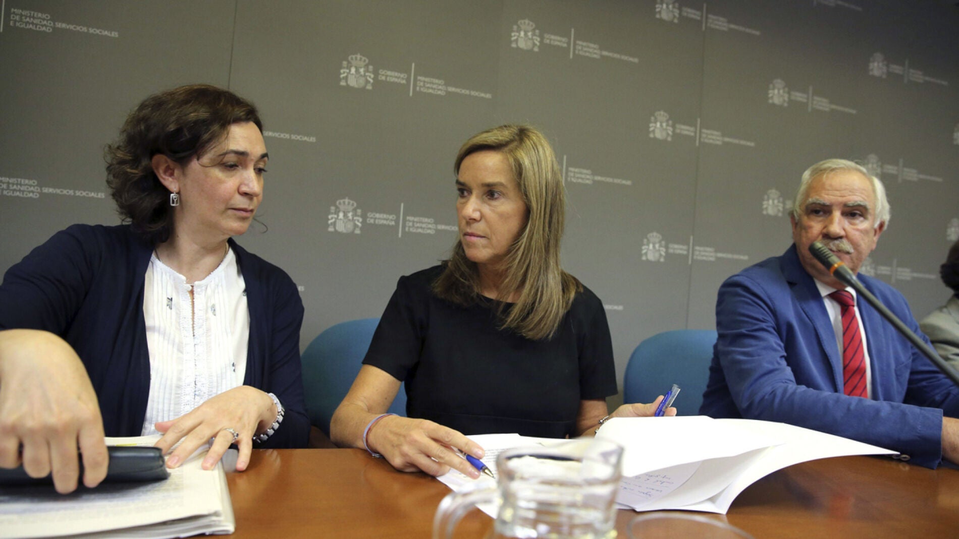 La ministra de Sanidad, Ana Mato, junto a Mercedes Vinuesa y Antonio Alemany