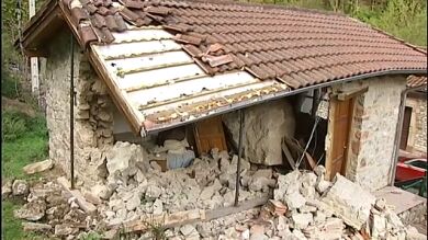 Una piedra destroza una casa en La Hermida