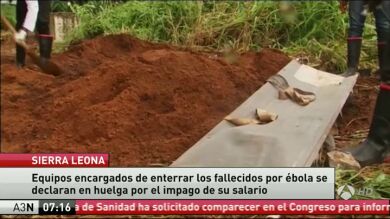Los equipos encargados de enterrar cuerpos fallecidos por ébola en Sierra Leona, en huelga