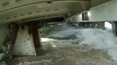 Quince cámaras graban el hundimiento de un ferry donde crearán un arrecife de buceo